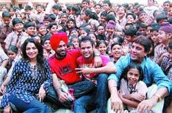 Cast of Munde UK De with students of DAV Public School in Amritsar