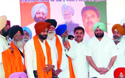 Capt Amarinder Singh along with O.P. Soni, Congress candidate from Amritsar, during 
