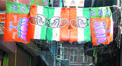 In order to oblige the leaders of main politcal parties, the shopkeepers of a local market have put up the flags of the BJP and Congress on a single rope in Amritsar