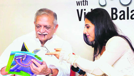 Noted lyricist Gulzar alongwith bollywood actor Vidya Balan at the launch of his book in Mumbai