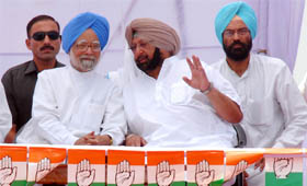 PM Manmohan Singh and former CM Amarinder Singh holding discussions during a poll rally at Jalalabad in Ferozepur on Saturday.
