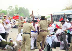The police resorts to a lathicharge on agitating workers of Musashi Auto Parts at Banipur Chowk near Rewari