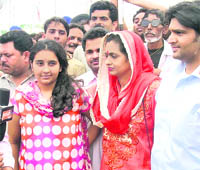 Kavita Khanna, wife of Vinod Khanna, with daughter at a rally in Gurdaspur.