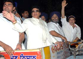 Film stars Sunny Deol and Jitendra compaigning along with Sukhbir Badal in favour of the SAD-BJP candidate Harsimrat Kaur Badal for the Bathinda Lok Sabha seat, in Bathinda