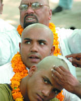 The All India Valmiki Mahapanchayat activists participate in mundan sanskar at Jantar Mantar in New Delhi on Monday.