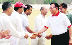 Chief executive of BHEL DK Modi meets with the team members of finalist teams of Inter-Cricket Tournament in Haridwar