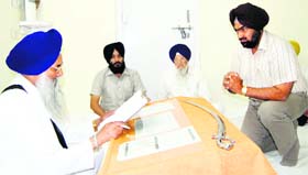 Malwinder Singh Mali, former political secretary to Capt Amarinder Singh (right) tenders a written apology to Jathedar, Akal Takht, Giani Gurbachan Singh at Amritsar