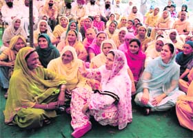 Congress candidate Preneet Kaur explains the benefits of the N-deal during her interaction with a group of women at a village in Patiala