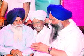 SAD candidate from Patiala Prem Singh Chandumajra interacts with freedom fighters at a village near Nabha