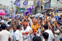 BSP candidate for Gurgaon parliamentary constituency Zakir Hussain with his supporters at Sadar Bazaar in Gurgaon