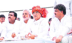 Chief Minister Bhupinder Singh Hooda and Congress candidate for the Hisar Lok Sabha seat Jai Parkash flanked by Bajrang Das Garg, president, Haryana Beopar Mandal (extreme left), and Kulbeer Beniwal, MLA (extreme right), at an election meeting at Agroha near Hisa