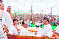 Madhya Pradesh Chief Minister Shivraj Chouhan flanked by INLD candidate Sita Ram (left) and Abhey Singh Chautala at a rally in Fatehabad