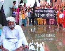 Residents of Guru Nanak Nagar and Sant Nagar with a banner announcing boycott of election in Jalandhar. 