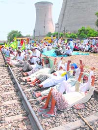 Farmers block railway traffic in Bathinda