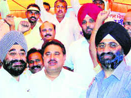 Prime Minister Manmohan Singhs relatives Daljit Singh Kohli and APS Chatha with Congress candidate OP Soni in Amritsar on Wednesday.
