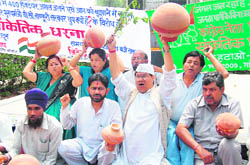 Congress workers led by AICC member Dhirendra Pratap stage a protest at Gandhi Park in Dehradun on Thursday.