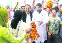 Union minister Anand Sharma being welcomed by Congress workers beofore a poll rally at Jassur, near Nurpur,