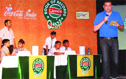Derek OBrien conducts a quiz in Amritsar.