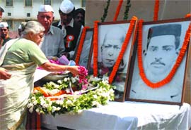 Delhi CM Sheila Dikshit pays homage to the martyrs of Harding Bomb Case of 1915 at their memorial in Maulana Azad Medical College in New Delhi on Friday.
