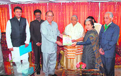 Himachal Pradesh Congress Committee chief Kaul Singh Thakur submitting a charge sheet against Chief Minister Prem Kumar Dhumal and his family to Governor Prabha Rau at Shimla 