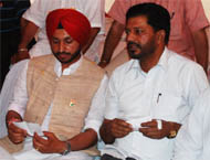 Congress candidate Ravneet Bittu with DBSM chief Satnam Singh Kainth