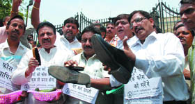 Parents of schoolchildren polish shoes and sell vegetables as a mark of protest against the increase in school fees in New Delhi on Saturday.