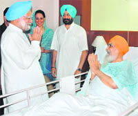 Prime Minister Manmohan Singh called on Tamil Nadu Governor Surjit Singh Barnala, who has been admitted to a private hospital due to right knee joint surgery, in Chennai on Saturday.