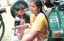 A rehri-owner of Dehradun feeds her child.