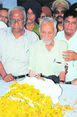 Satya Pal Dang (centre), husband of Vimla, and other leaders pay last respects to her in Amritsar on Sunday.