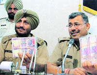 SP SK Kalia shows fake currency