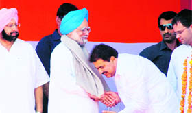 Congress candidate OP Soni takes the blessings of PM Manmohan Singh in Amritsar on Monday.