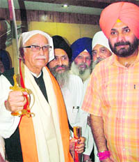 NDAs prime ministerial candidate LK Advani and SAD-BJP candidate Navjot Singh Sidhu at the Golden Temple in Amritsar on Monday.