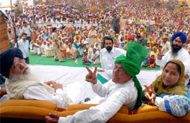 Chief Minister Parkash Singh Badal (left), INLD chief Om Prakash Chautala and SAD candidate from Faridkot Paramjit Kaur Gulshan showing a victory sign at an election rally held at Mehraj village in Bathinda district on Monday.