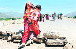 Residents flee the Shamuzai area in Pakistans Swat valley.