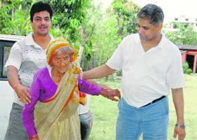 98-year-old voter Kalawati goes to Nehru Colony, Dehradun, to cast her vote