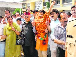 Victorious BJP candidate Anurag Thakur making a victory sign after coming out of the counting hall at Hamirpur on Saturday. 