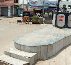 The statues of the former Prime Ministers Indira Gandhi and Rajiv Gandhi could not be installed at this crossing in Hanumangarh even when the groundwork had been completed during the past decade.