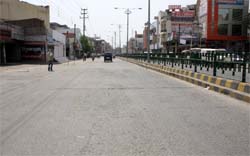 The ever-crowded Mall road in the city wears a deserted look due to the prevailing heat wave conditions