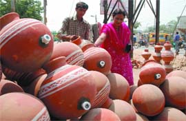 Poor mans fridge: With temperature soaring in Delhi, people try all means, including the good old earthen pots, to beat the heat