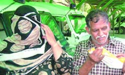 The Delhi police presents the couple arrested for exporting contraband to Afghanistan in New Delhi 