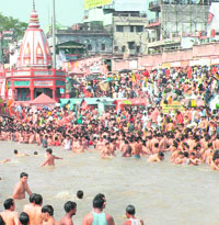 Lakhs of devotees throng Har-ki Pauri on vat amawasya in Haridwar on Sunday. 