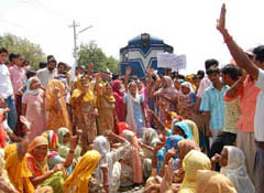 Sachkhand sect followers stopped the 4525 Sriganganar-Ambala Inter-City Express at Gidderbaha in Muktsar district on Monday morning.