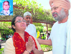 Daughter of a warrant officer thanks the president of the Ex-Servicemen Grievance Cell, Col SS Sohi (Retd), for getting the body of her father from Fortis Hospital, Mohali, and (inset) the deceased Baldev Raj.