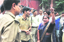 Relatives of Anshu Nautiyal, who was found murdered, argue with SP (City) Pushpak Jyoti at mortuary house, Chander Nagar, Dehradun on Monday.