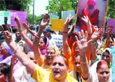 Followers of Guru Ravidas protest against the killing of a Sikh guru in Vienna, near the Austrian embassy in New Delhi on Tuesday.