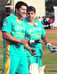Bollywood actor Aftab Shivdasani and Cyrus Broacha at the match between celebrities and doctors promoting the "No Tobacco" campaign in Mumbai on Monday.
