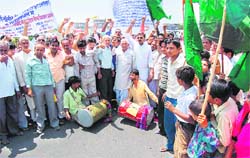 Farmers hold protest outside the district administration headquarters in Roshanabad