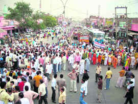 Relatives of a local trader, who was allegedly murdered on May 15, block traffic at Bighar Chowk in Fatehabad on Friday.