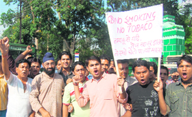 Students raise slogans on No-Tobacco Day.
