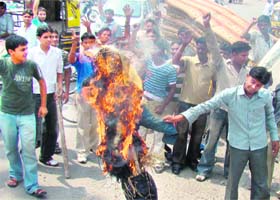 Members of the Gramin Yuva Sena burn an effigy of the Australian Government in Karnal